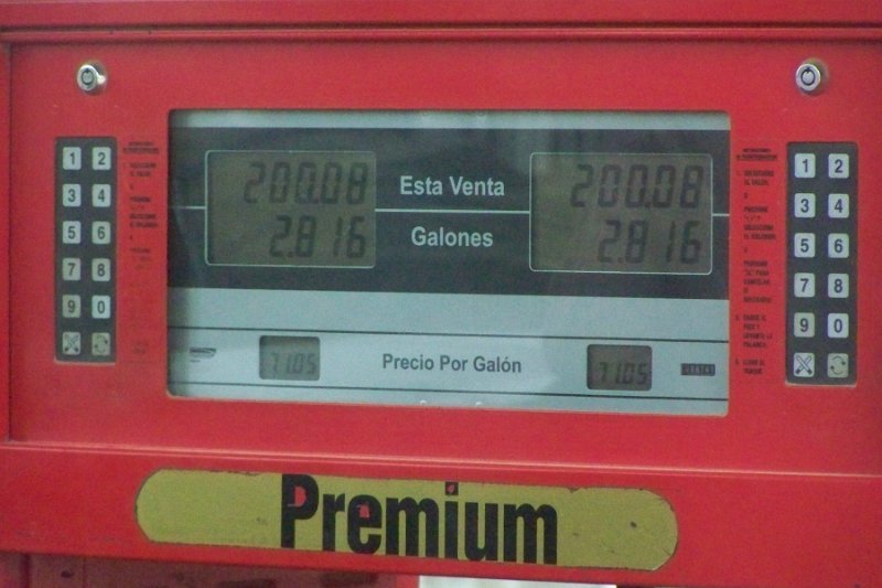 100_3597.JPG - Notice that the price of gas is per gallon.